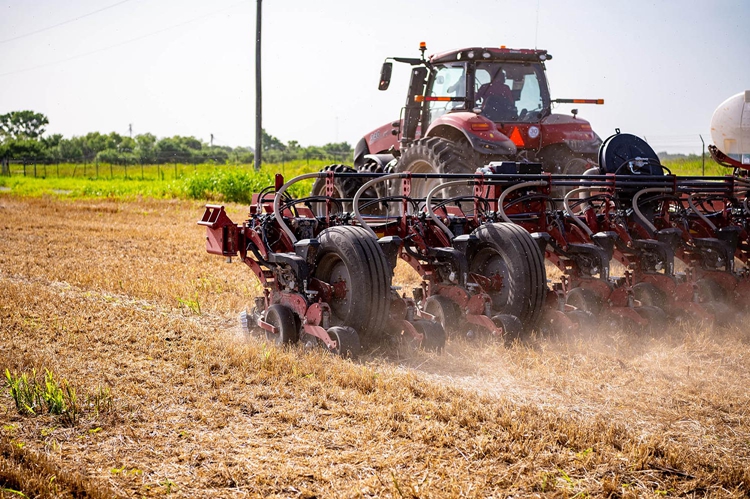 1-moreland-farm-planter-regenerative-agriculture_0 赏金船长·PG(中国游)官方网站